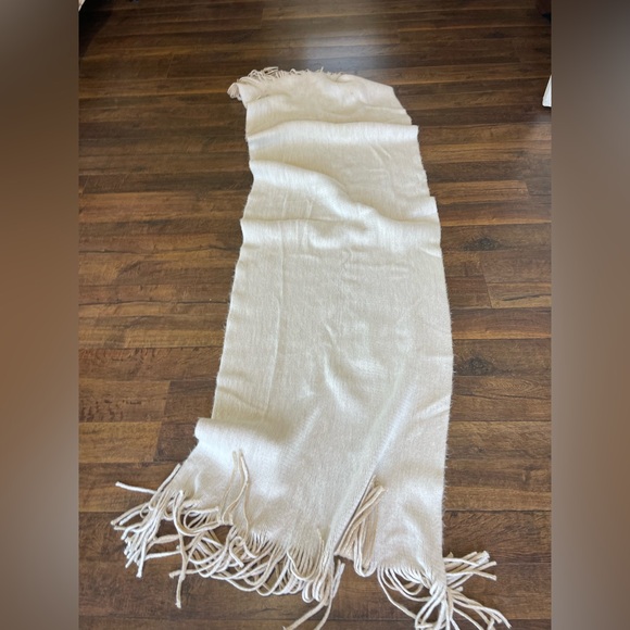 Elegant Cream Throw Blanket / Shawl - Picture 2 of 6